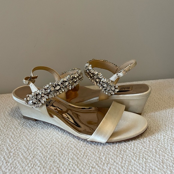 Champagne Badgley Mischka Wedges Size 6.5 - Picture 1 of 4